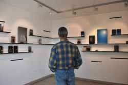 Eléments (installation : photo, étagères en alu, textes)